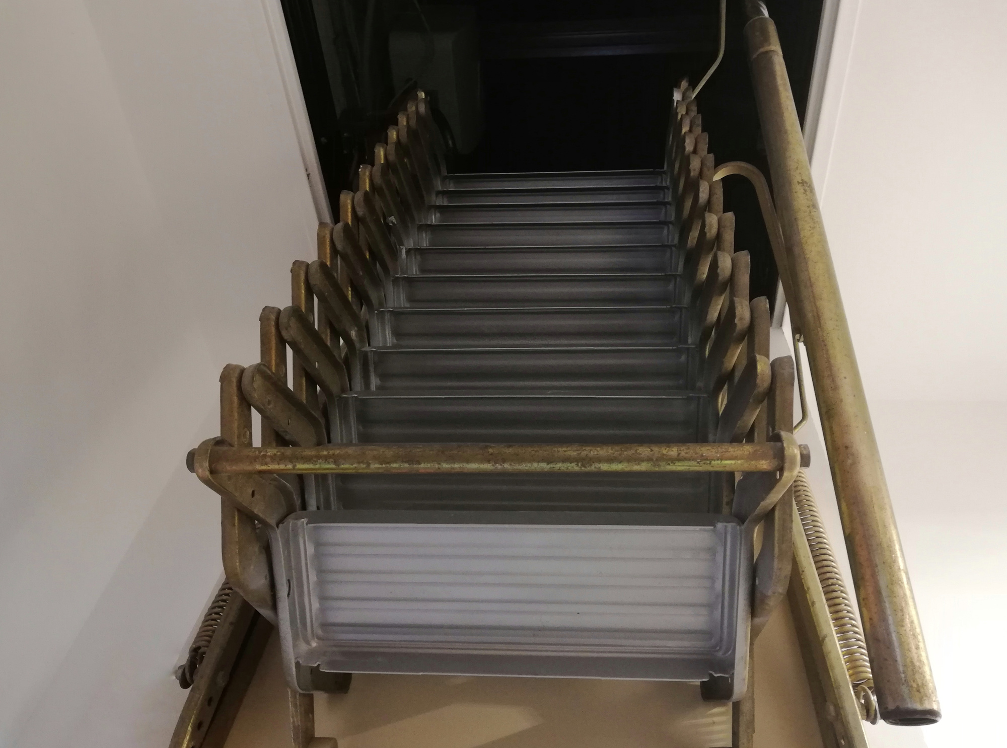 Ножничные лестницы на чердак